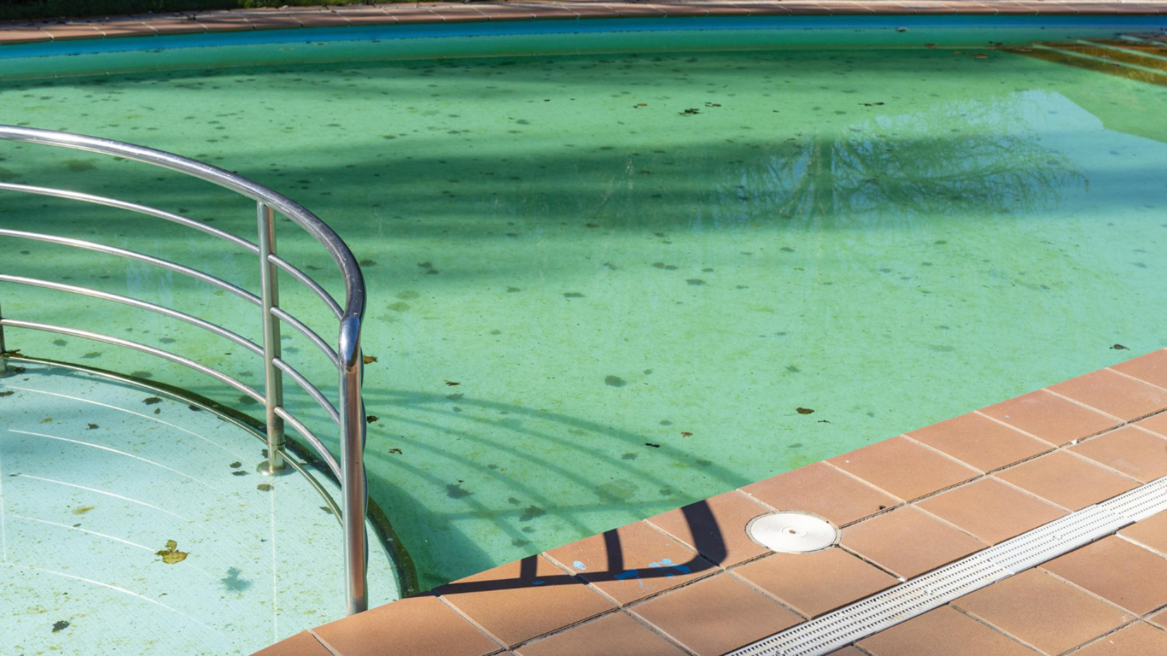 PiscinaSucia1